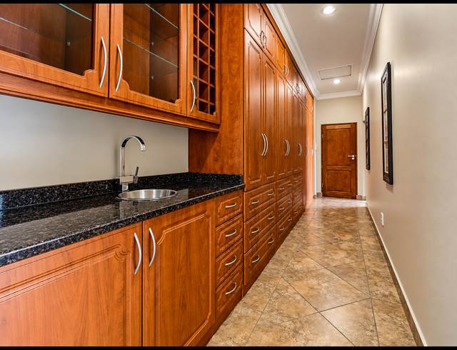 5 BEDROOM FREEHOLD FOR SALE IN MIDSTREAM ESTATE
